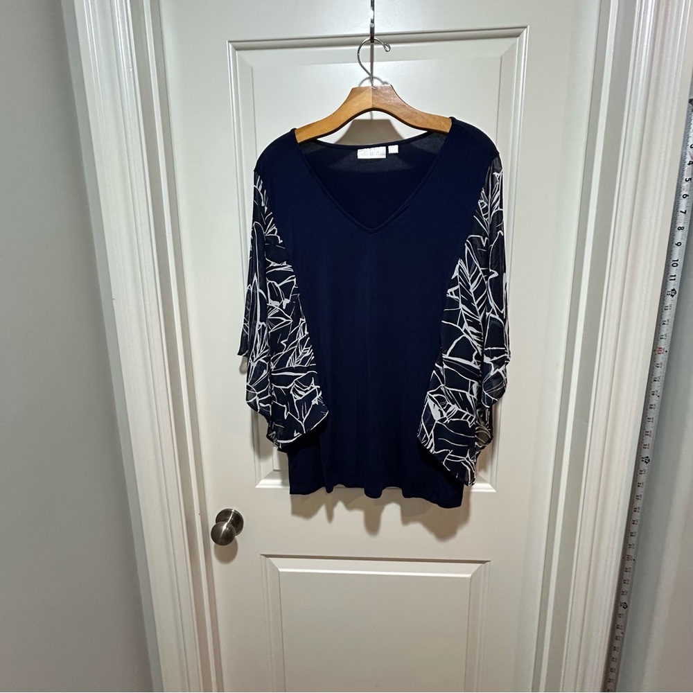 Belle by Kim Gravel Navy V-Neck top size L with White Leaf-Print sheer Sleeves.